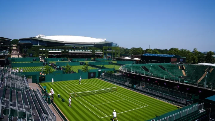 Play at Wimbledon qualifying suspended as ELC fails in extreme heat
