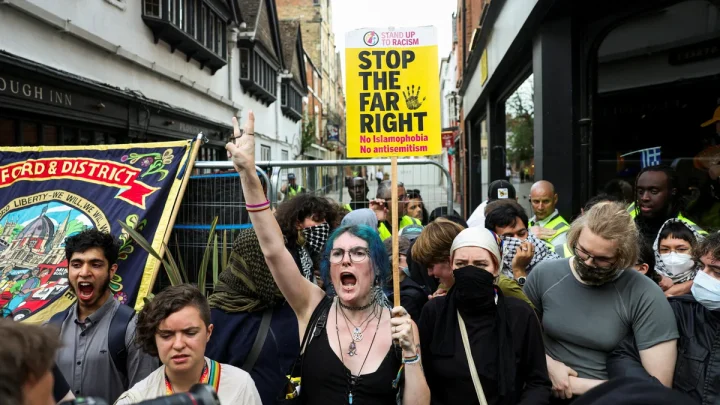 More than 100 protesters gather at Tommy Robinson and Laurence Fox Oxford Union event