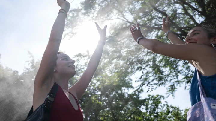 An early heat wave hits Europe, in photos