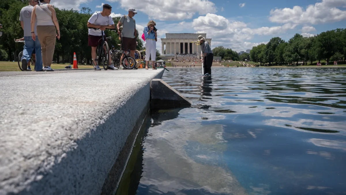 Lincoln_Memorial_Reflecting_Pool_12_55