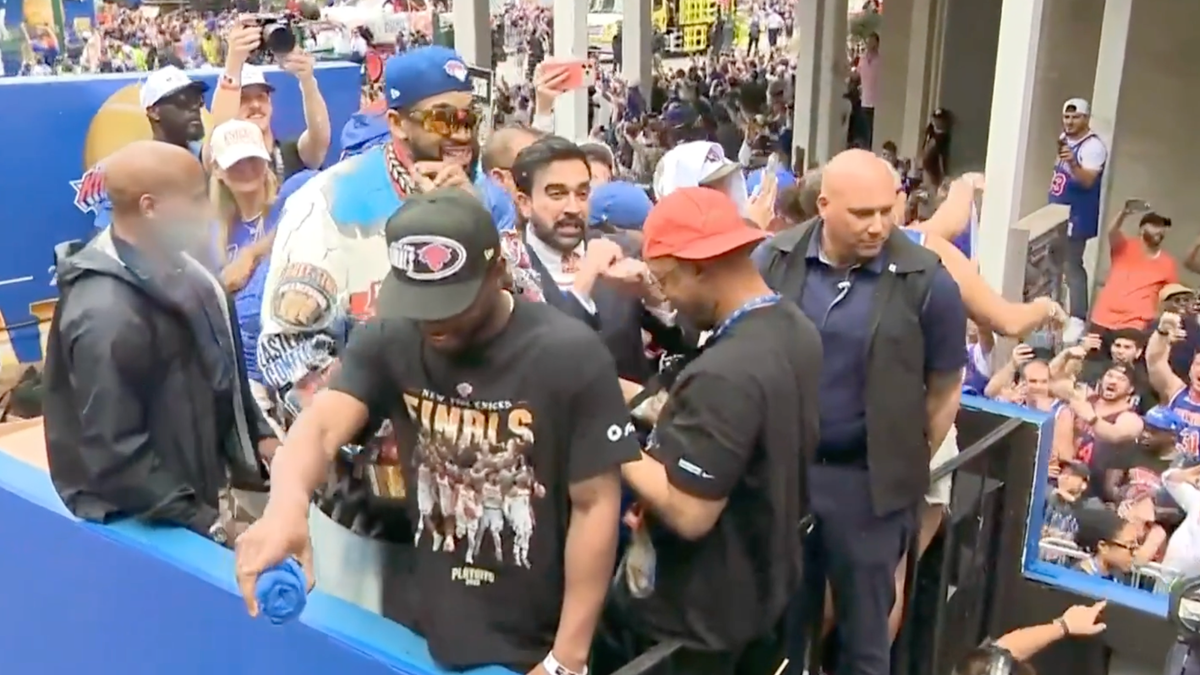 NYC-Mayor-Mamdani-dances-with-Knicks-player-during-NBA-championship-parade