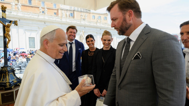 Pope gets ball from final out of 2005 White Sox World Series game that he attended