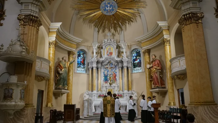 Latin Mass, but faithful to the pope: A Minnesota church shows a different way during schism crisis