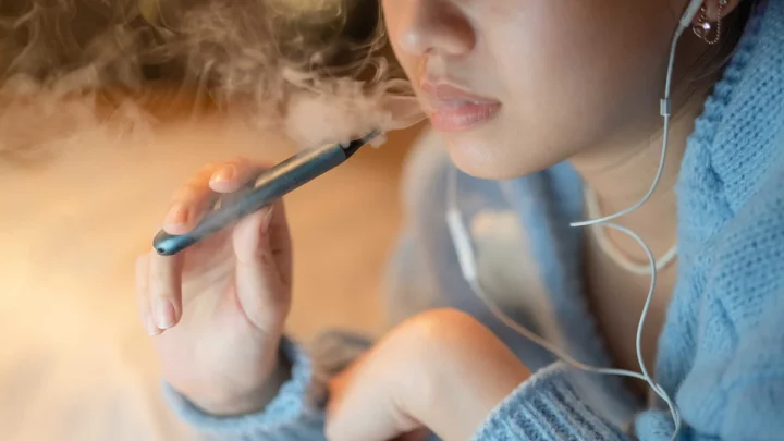 Vapes to be put in plain packaging in bid to stop ‘unacceptable’ marketing to children